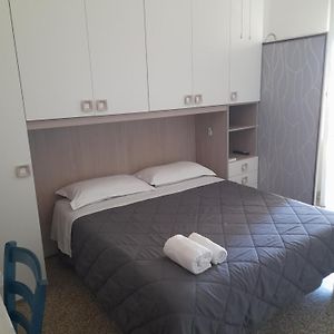 Camera piccola con letto king size